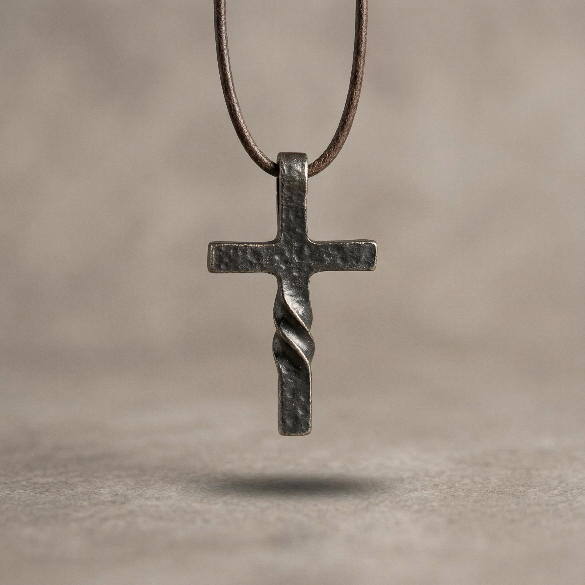 Colgante de Cruz trenzada Retro para Hombre | Acabado Martillado para regalar