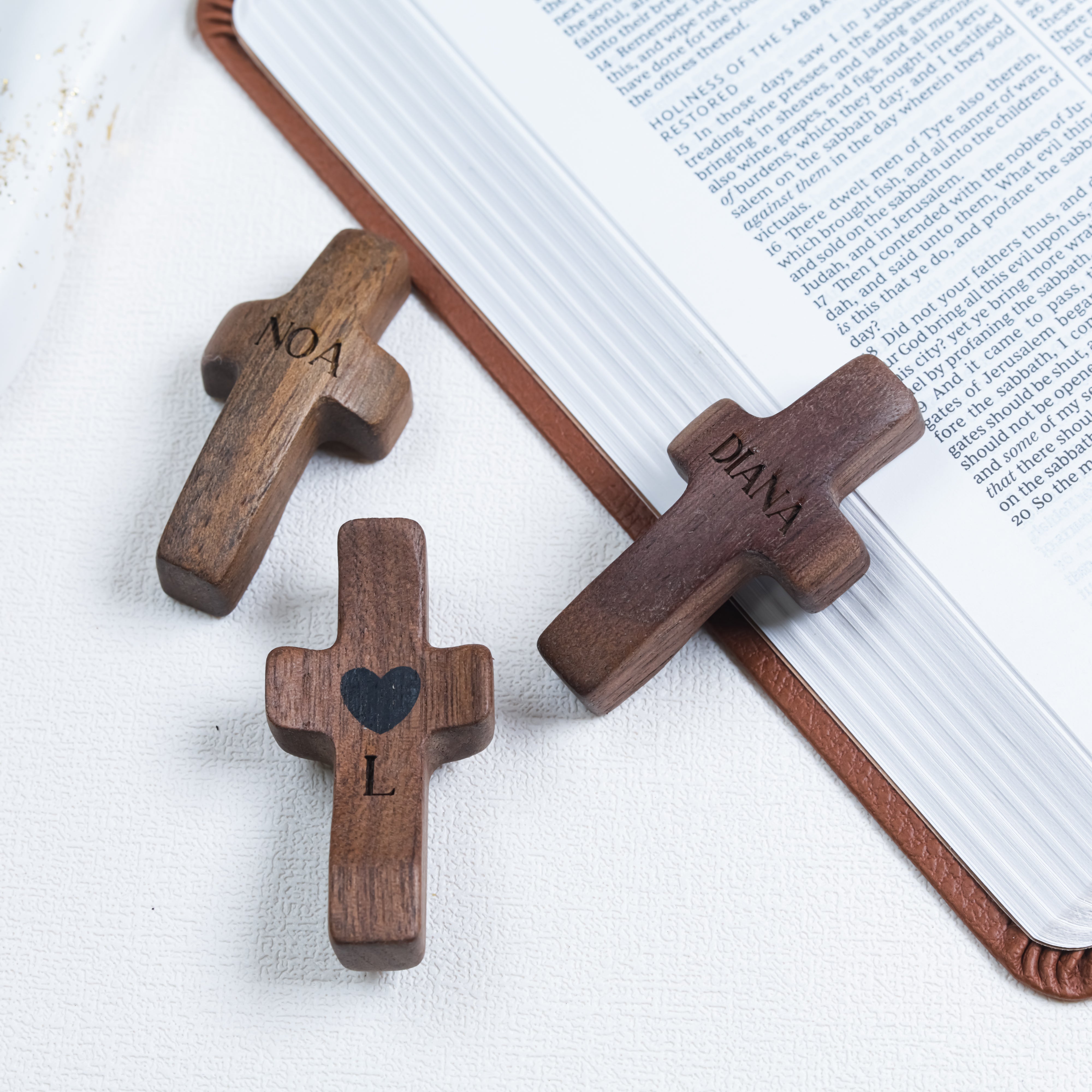 Cruces de Madera Grabadas con su Inicial | Listas para Regalar