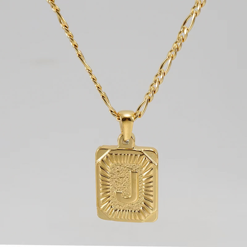 Colgante Rectangular con Inicial Personalizado | Acero Inoxidable con Baño de Oro 18K