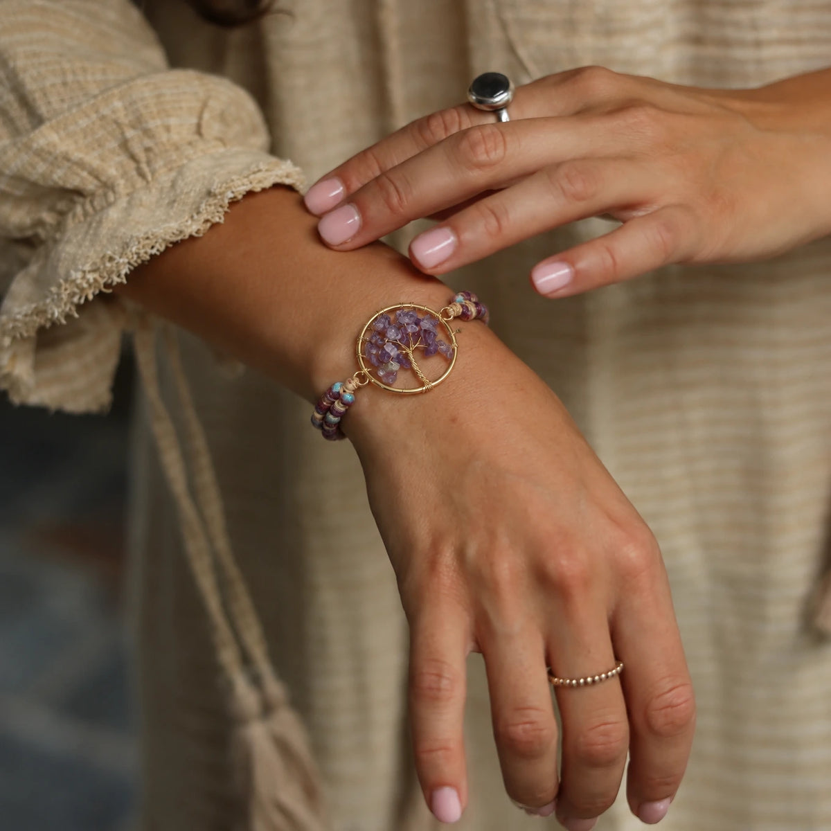 Pulsera VIOLETTA con árbol de la vida de amatista puesta en la muñeca