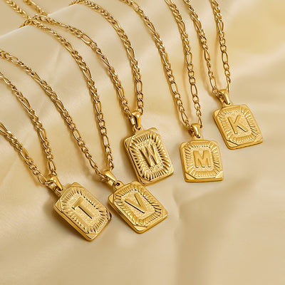 Colgante Rectangular con Inicial Personalizado | Acero Inoxidable con Baño de Oro 18K