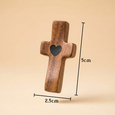 Cruz de Madera con Corazón | Un Símbolo de Fe para Llevar Contigo | Amor y Protección en tu Mano