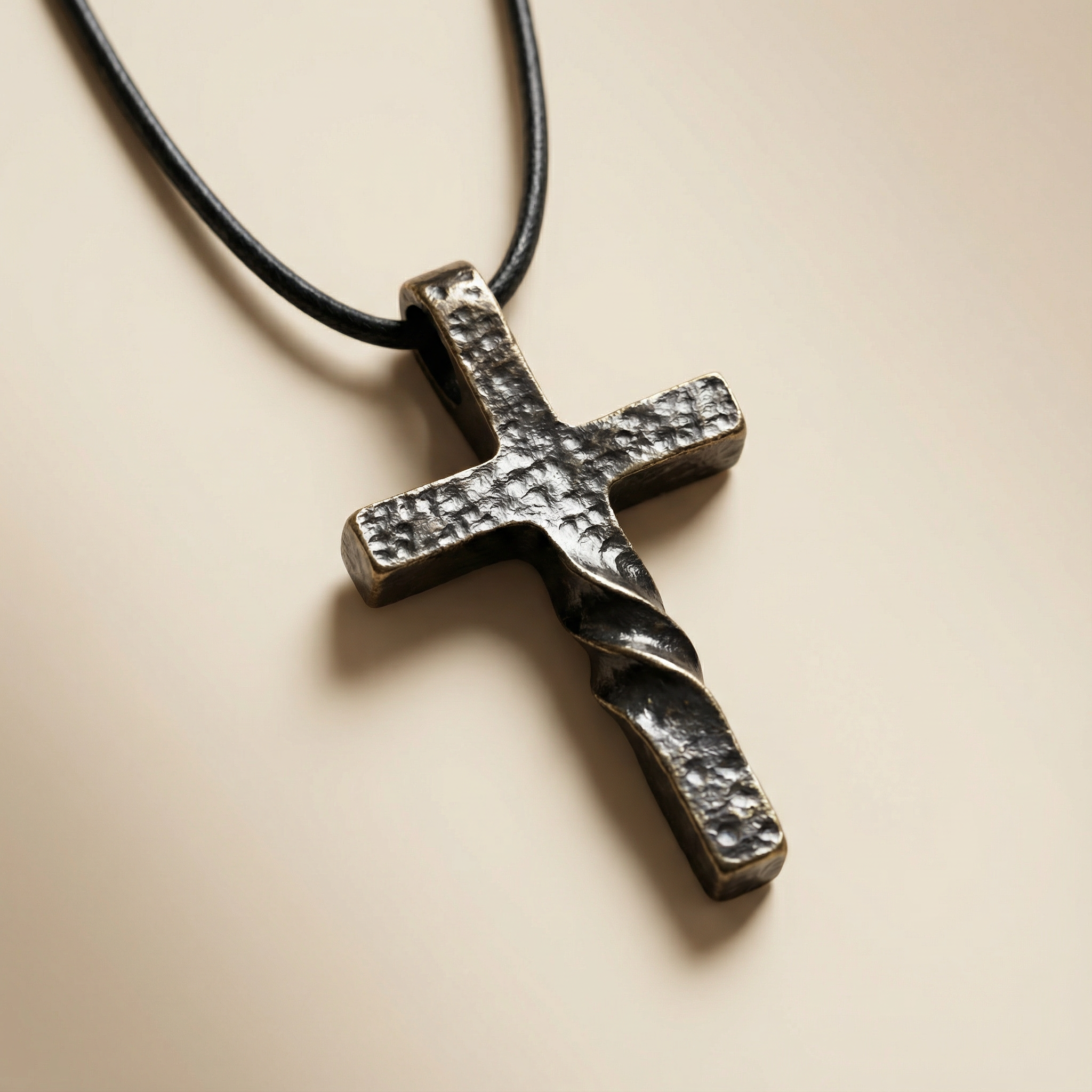 Colgante de Cruz  trenzada Retro para Hombre | Acabado Martillado para regalar