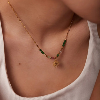 Gargantilla Amuleto Sol con piedra natural aventurina chapada en oro 18k