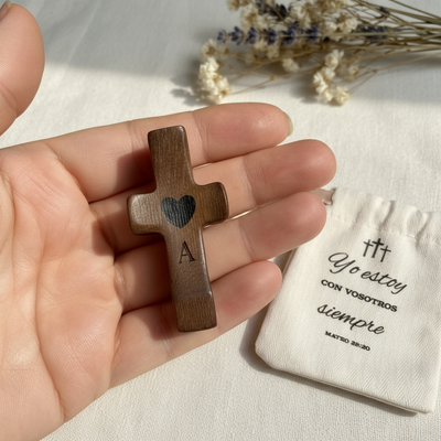 Cruces de Madera Grabadas con su Inicial | Listas para Regalar