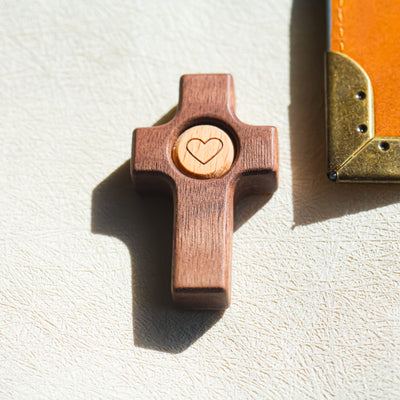 Cruz de Madera con Corazón | Un Símbolo de Fe y Amor hecho en madera de olivo y nogal.