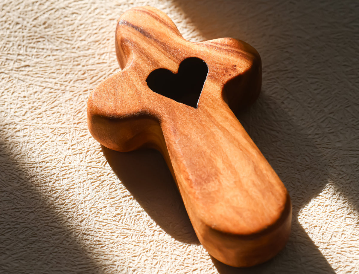 Cruz con Corazón Tallado