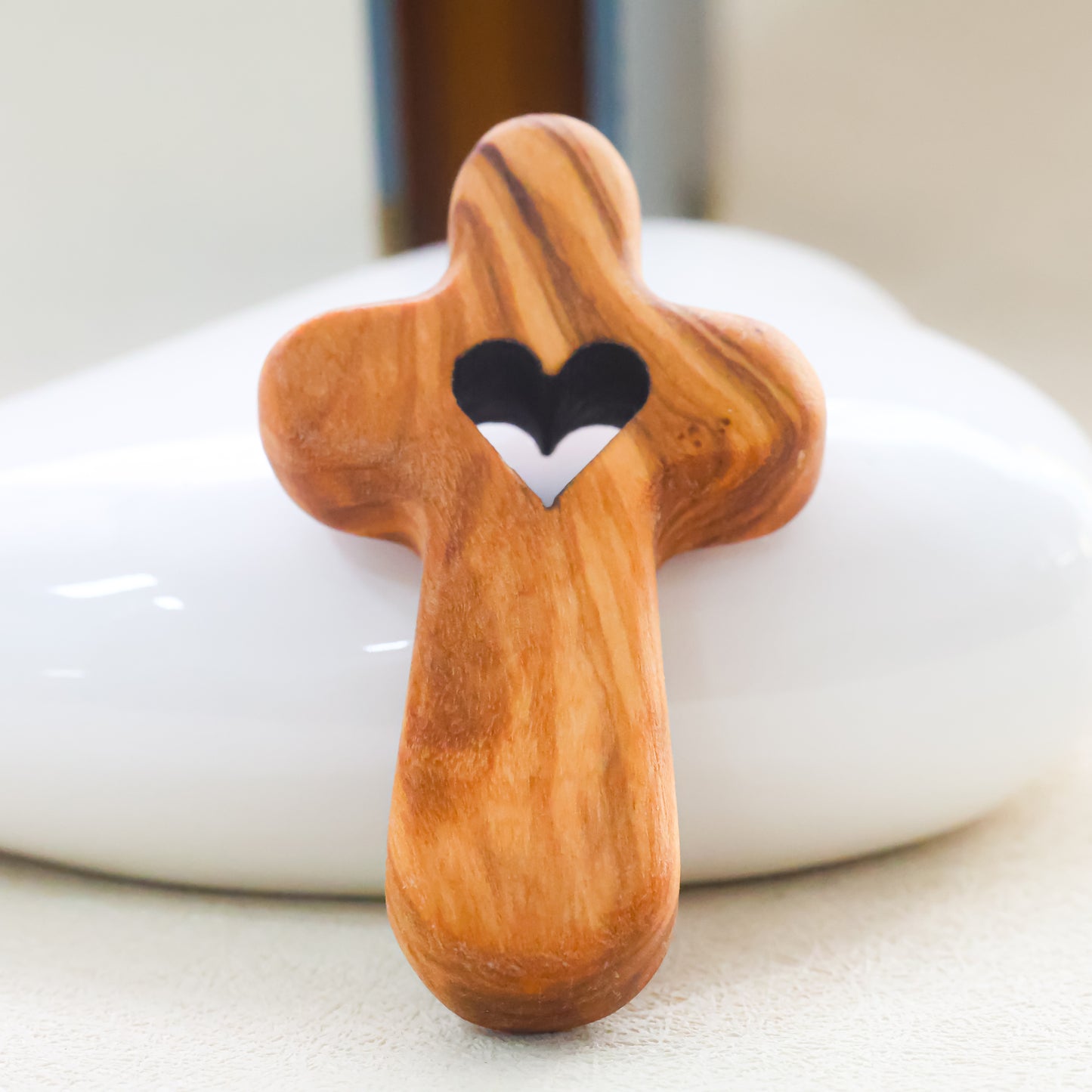 Cruz con Corazón Tallado