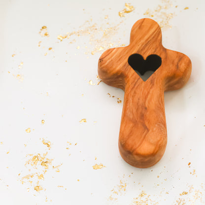 Cruz con Corazón Tallado