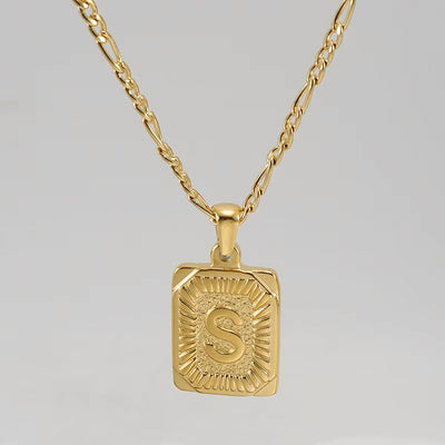 Colgante Rectangular con Inicial Personalizado | Acero Inoxidable con Baño de Oro 18K