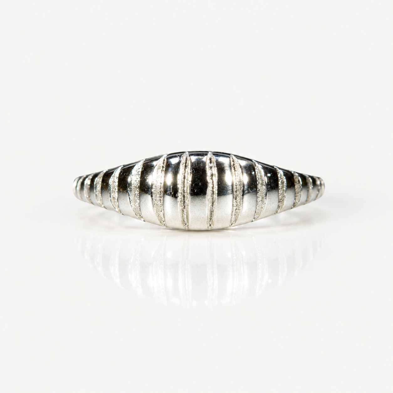 Némesis Lotus Unalome Ring