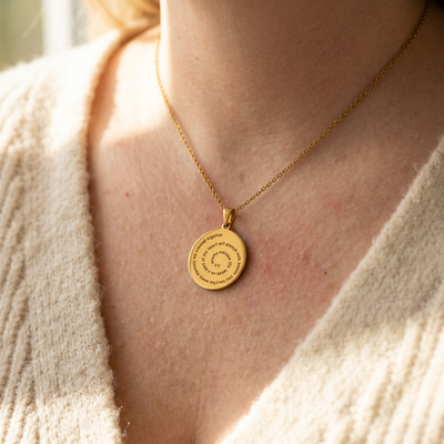 Colgante mujer con mensaje escrito en espiral